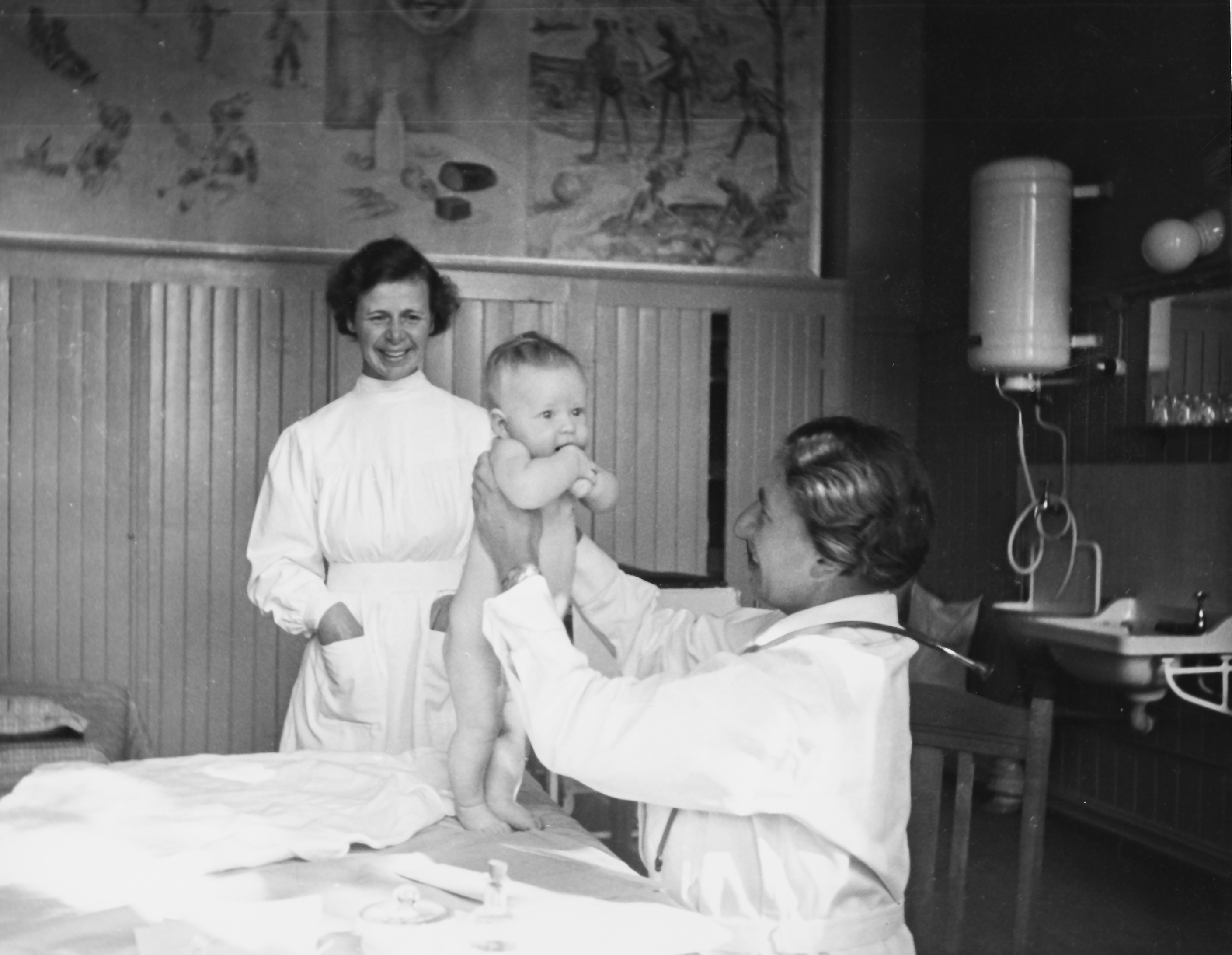 Kirsten Utheim Toverud var en internasjonalt anerkjent forsker på spedbarnsernæring, og en viktig pådriver for å opprette et system for svangerskaps- og barne­kontroller i Norge. Bildet er fra Sagene helse­stasjon som hun fikk Oslo kommune til å åpne i 1939.